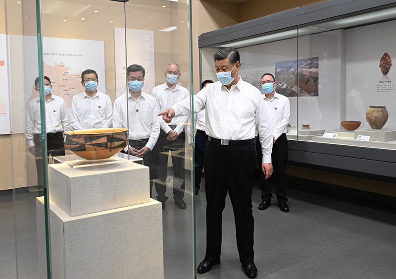 5月16日下昼，，中共中央总书记、、国家主席、、中央军委主席习近平在前往陕西西安主持中国－中亚峰会途中，，在山西运城博物馆考察。！