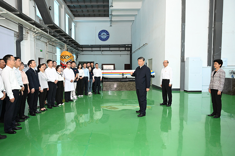 9月6日至8日，，中共中央总书记、国家主席、中央军委主席习近平在黑龙江考察。！Ｕ馐7日上午，，习近平在哈尔滨工程大学考察时，，同师生代表亲热交流。！