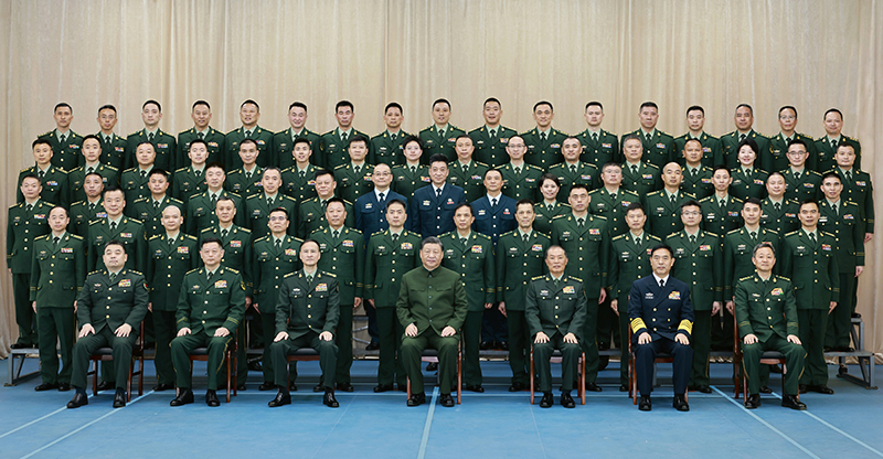 11月29日，，，中共中央总书记、国家主席、中央军委主席习近平到武警海警总队东：：Ｇ富硬渴硬。。这是习近平亲热接见东：：Ｇ富硬坑泄赝荆，，同各人合影留念。。